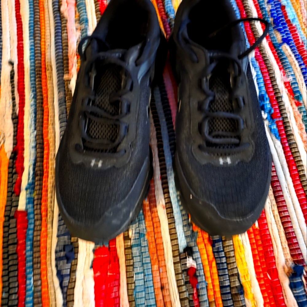 Mems Blaxk UNDER ARMOR tennis Shoes worn Once